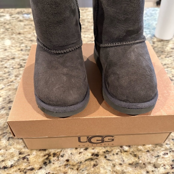 Used but in excellent condition toddler size 9T grey UGGs - Picture 5 of 5